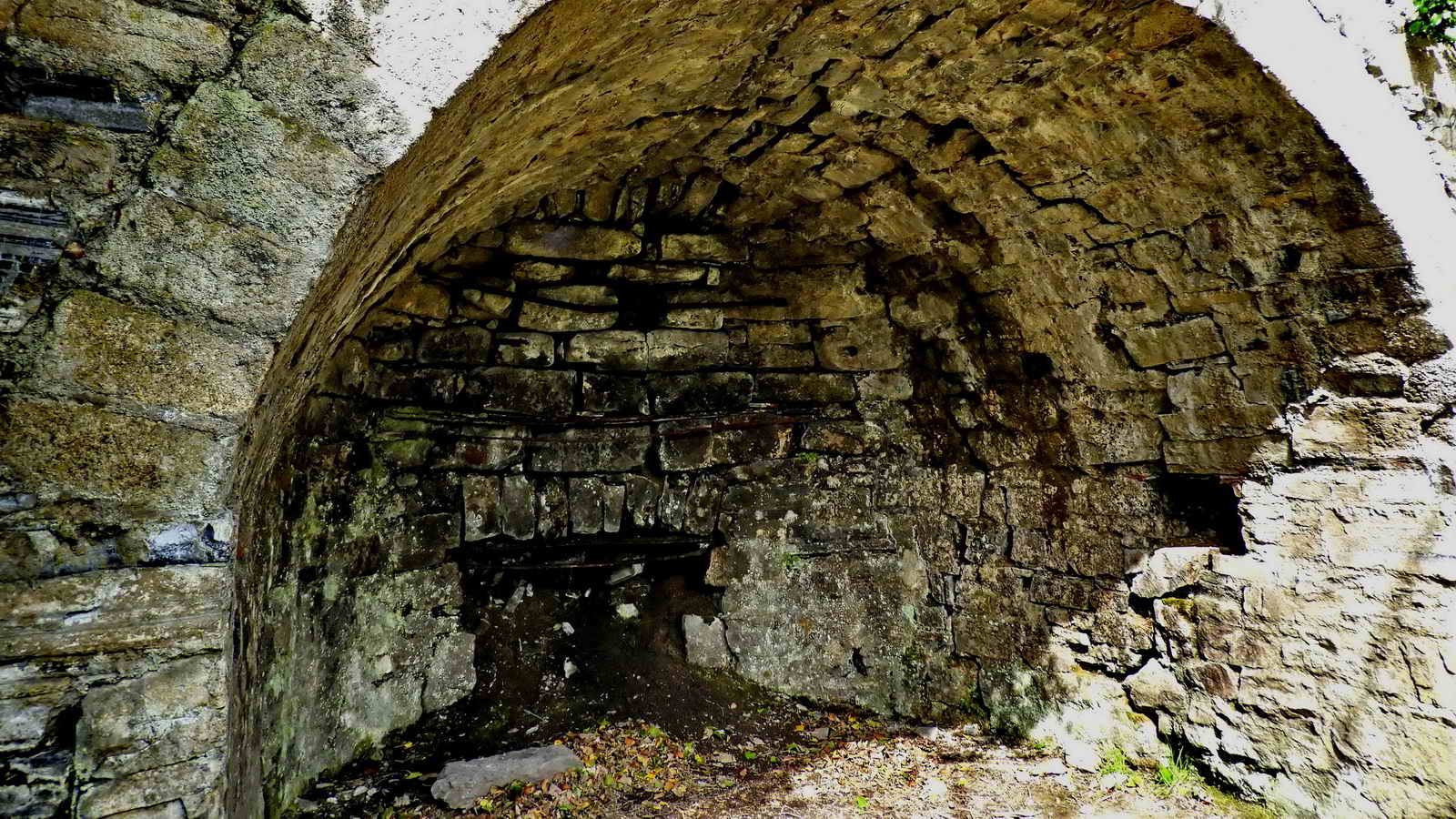 The grate to the rear is blocked, although it would originally have vented to the surface allowing more fuel to be added during the burn. There are also two recesses in the walls